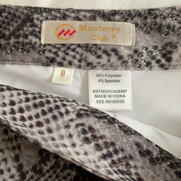 Like new. Stylish golf skort in snakeskin print (tones of grey and silver) - Picture 4 of 4